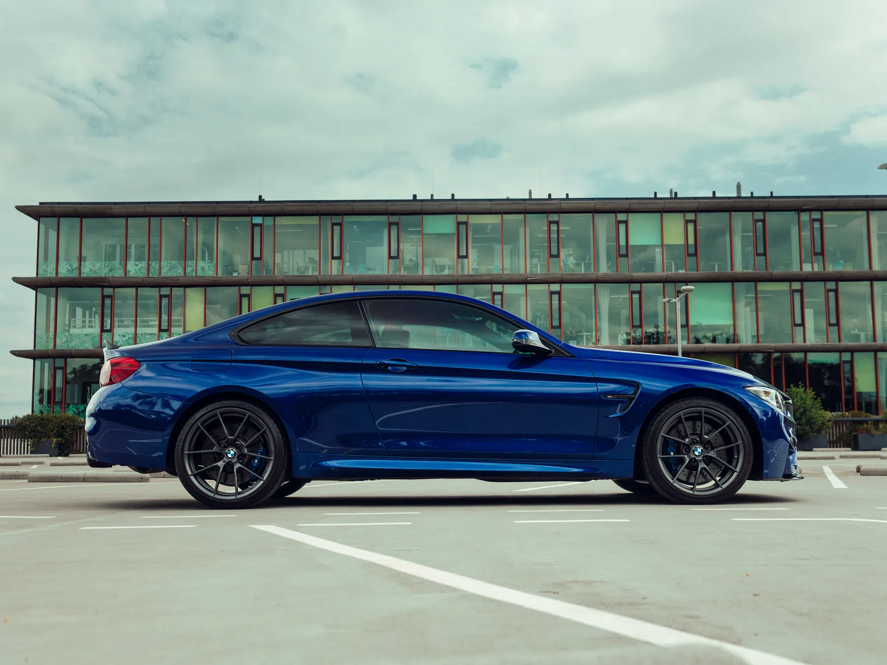 BMW M4 CS blauw